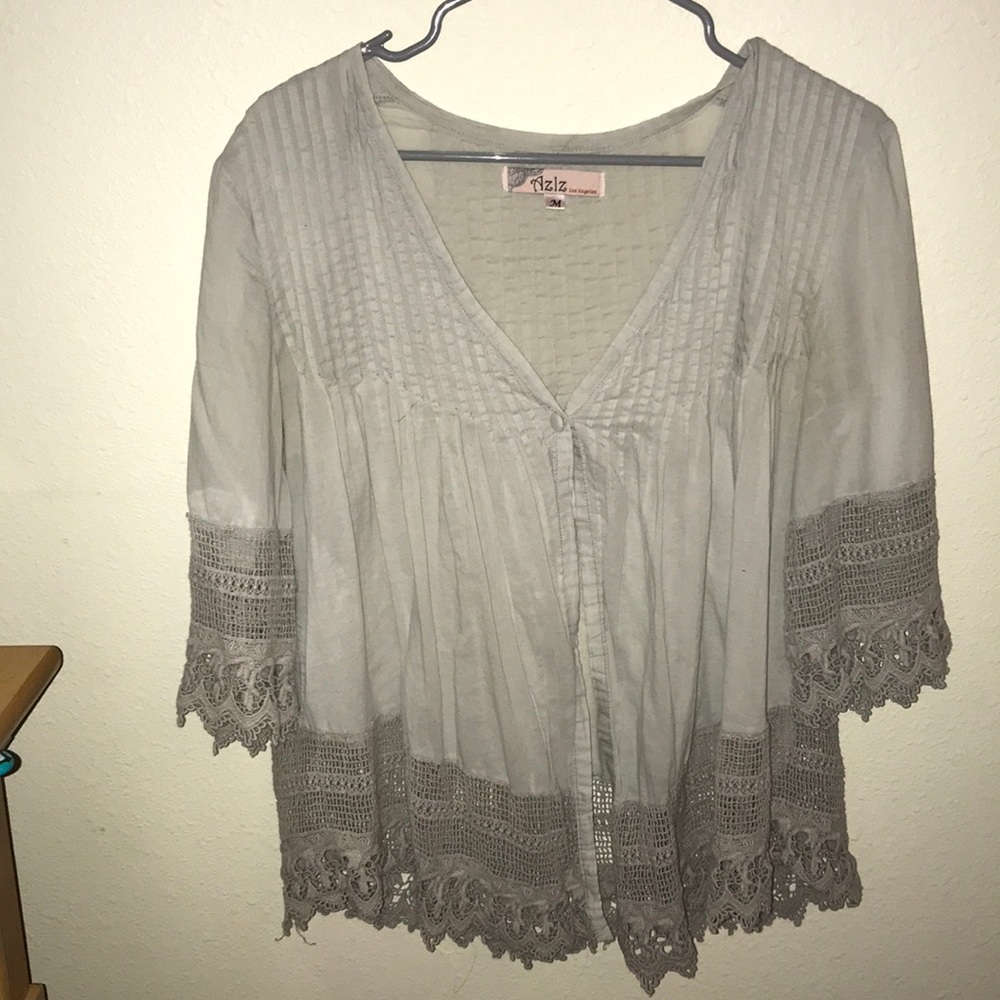 Nice blouse. Single button. Good condition!